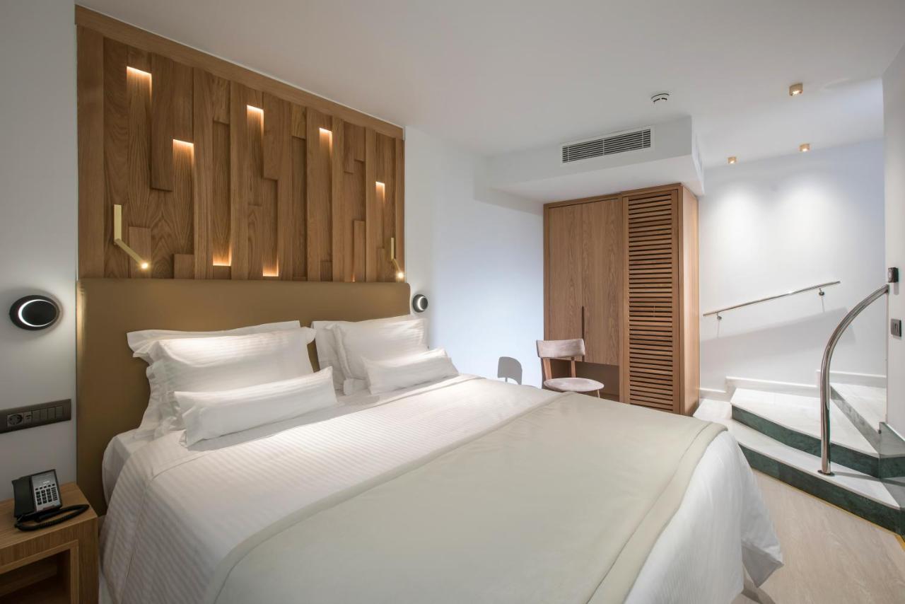 Avant Garde Room