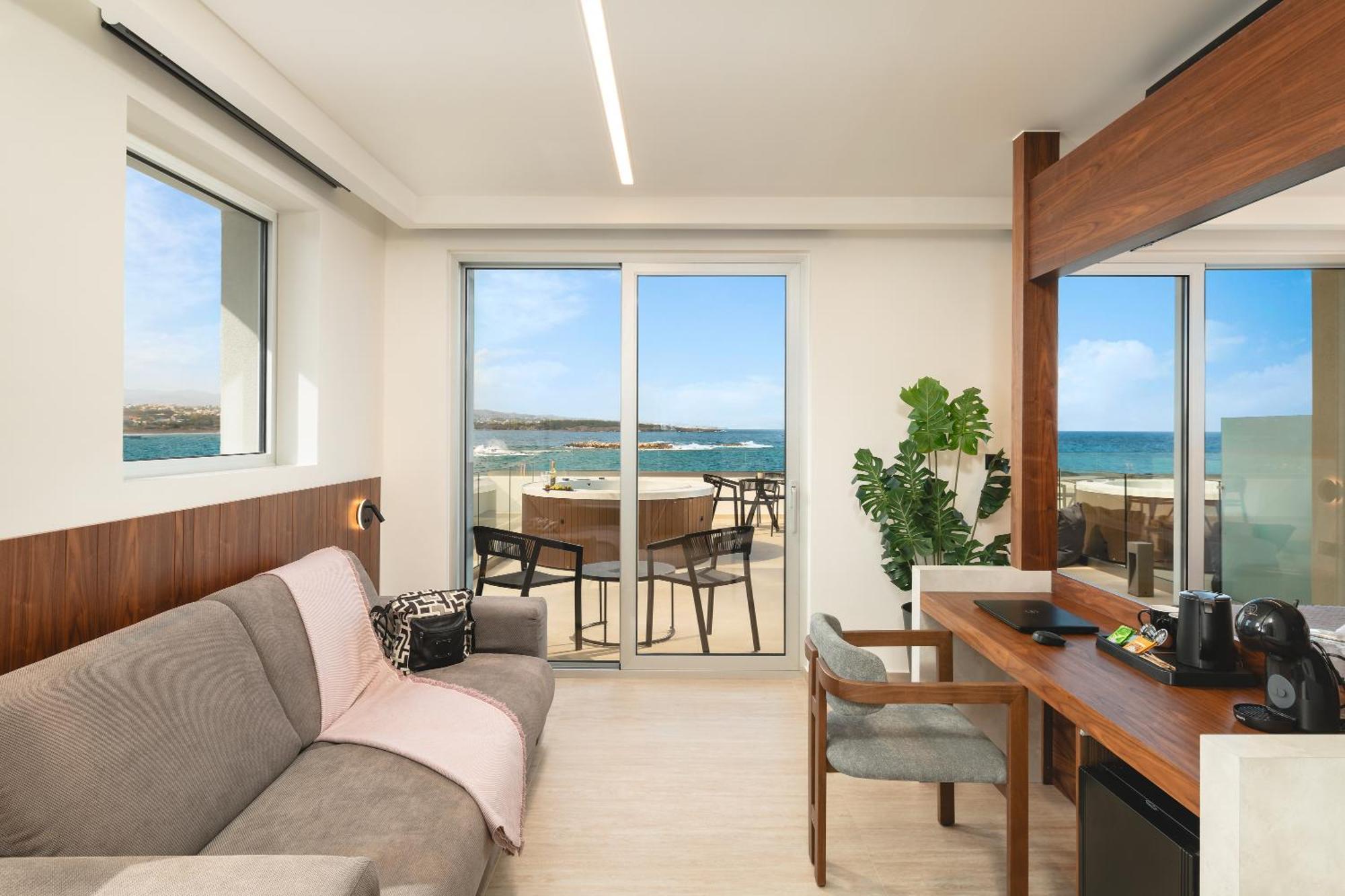 Superior Seafront Suite Outdoor Hot tub