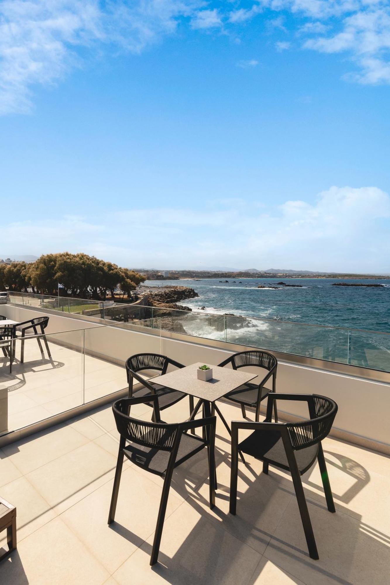 Sunlounge Seafront Suite Outdoor Hot tub
