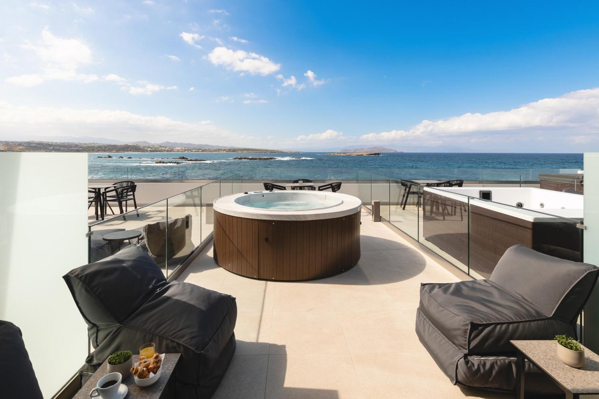 Sunlounge Seafront Suite Outdoor Hot tub